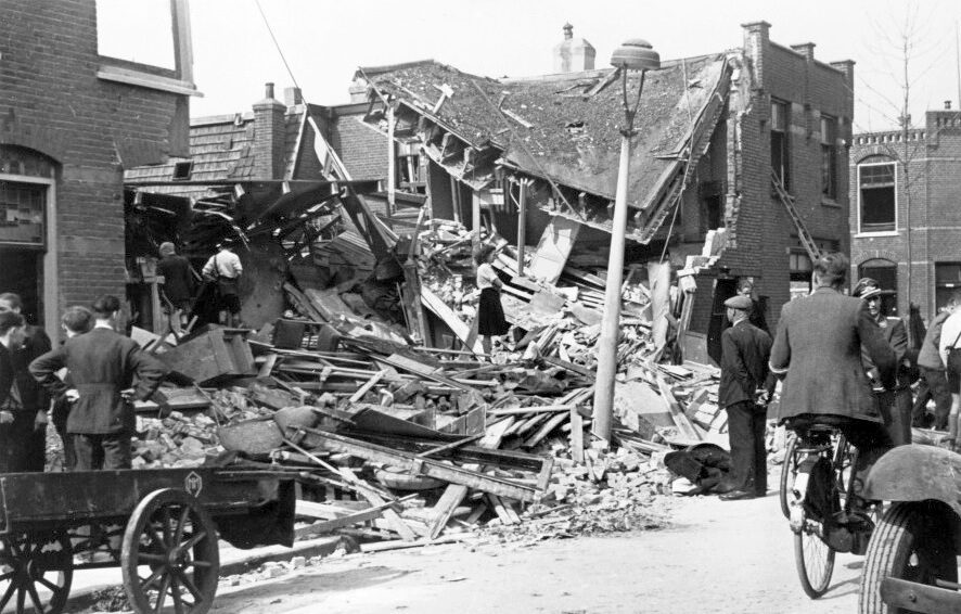 Een bombardement op een Amsterdamse buurt, 1943